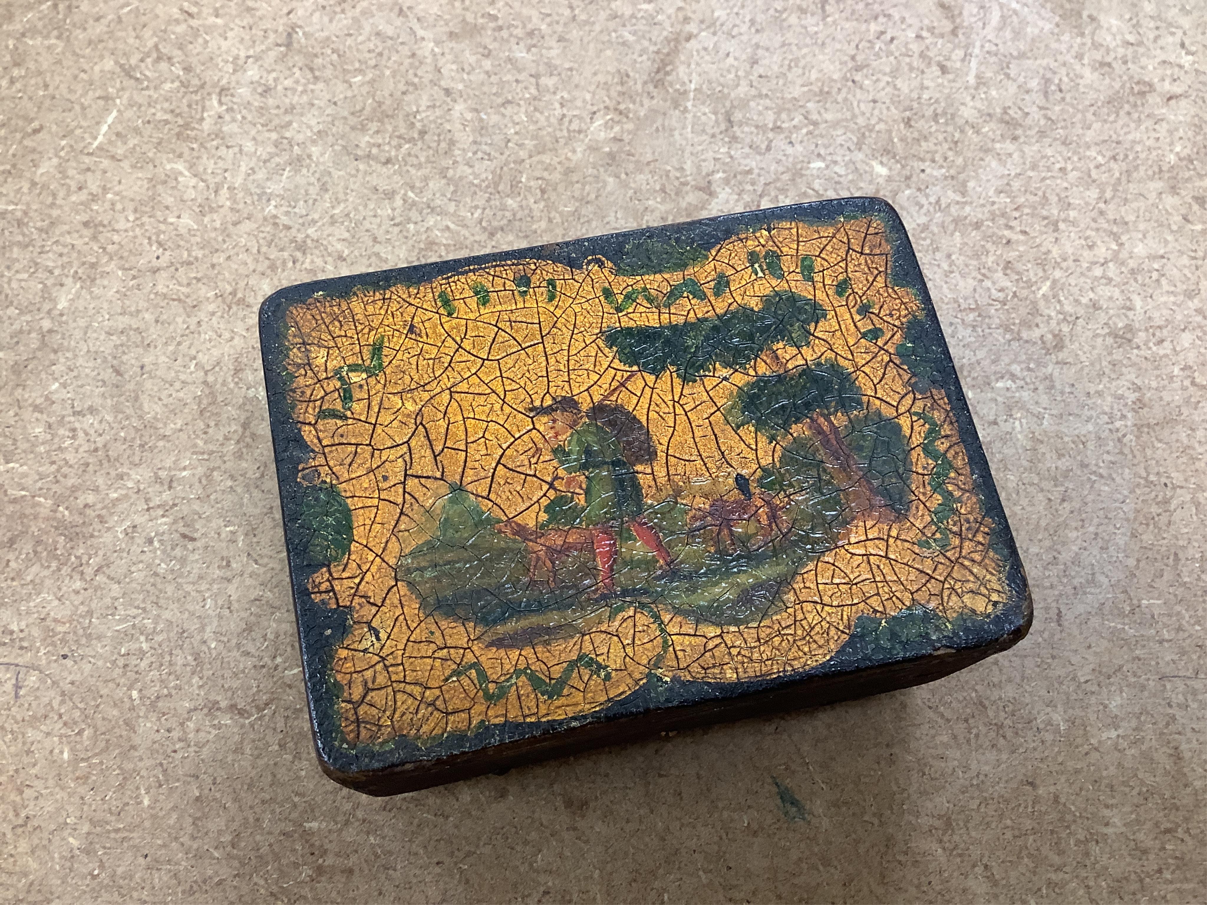 An 18th / early 19th century trinket box with inner porcelain figural painted cover, 8cm wide